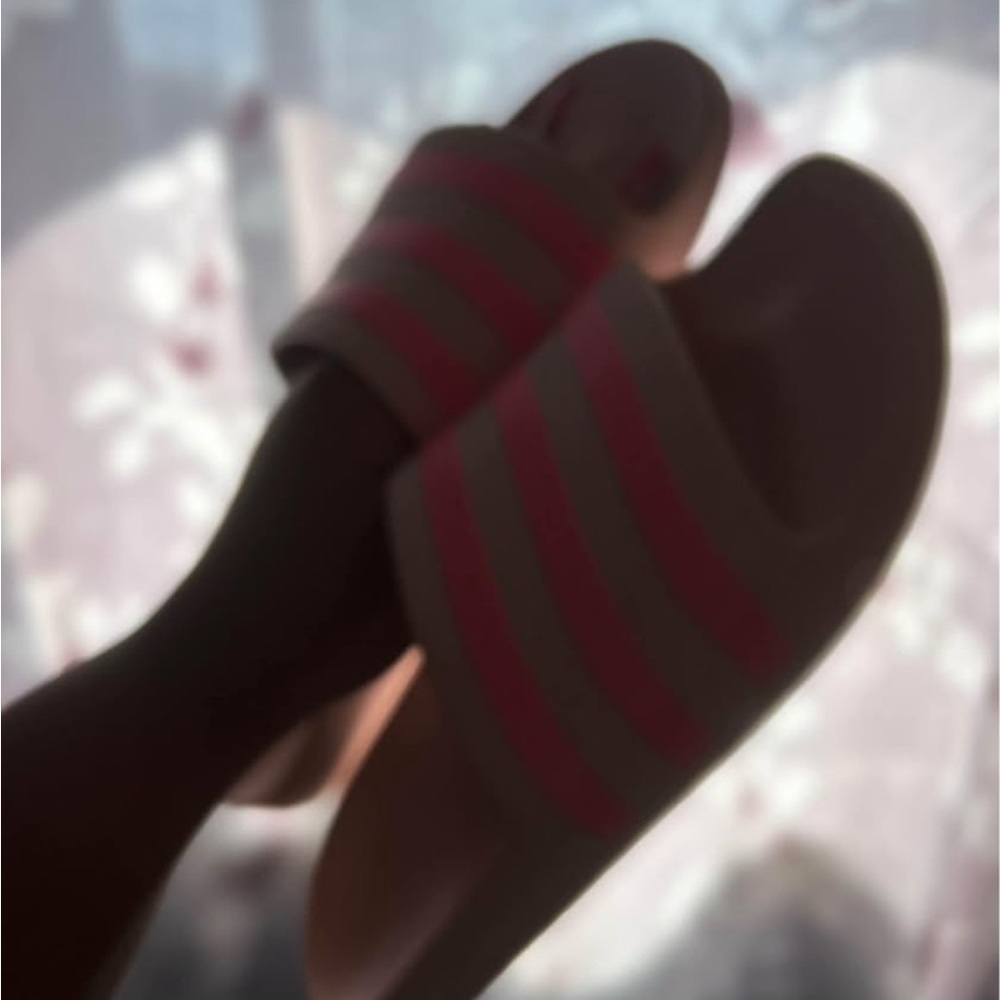 Pink Slide Sandals with Diagonal Stripes and Open Toe